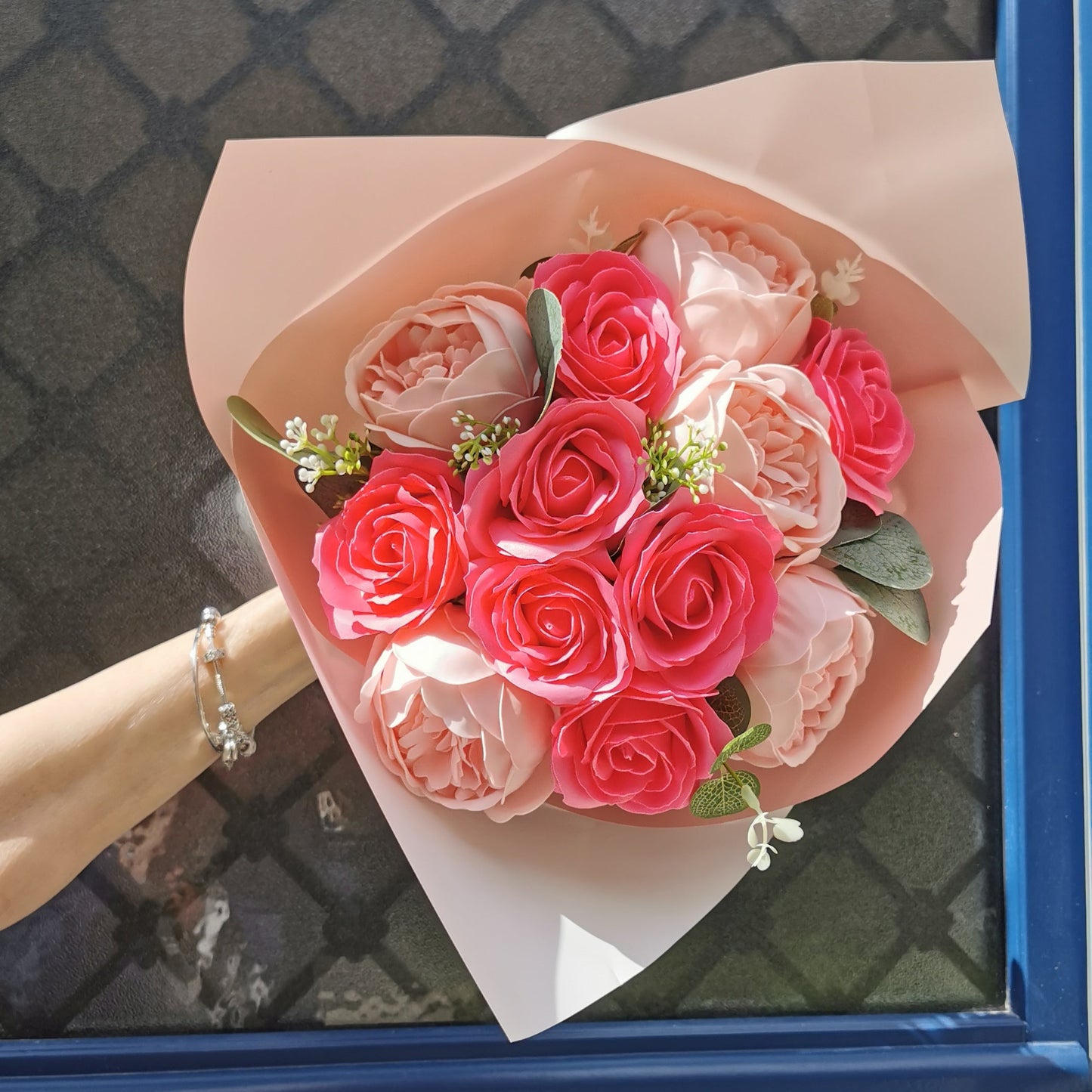 cadeau pour femme, cadeau pour homme, anniversaire, rose éternelle, fleurs de savon, cadeau original, cadeau chic, cadeau pour mariage, cadeau de naissance, cadeau pour jeune fille, rose, pivoine, cadeau tendance pas cher, cadeau chic, cadeau élégant pour femme, cadeau pour Noël, cadeau pour fête des mères, cadeau bonne fête mamie, cadeau fête des grands mères, cadeau pour maîtresse, cadeau pour mariage, cadeau original, fleurs de savon, cadeau saint_valentin