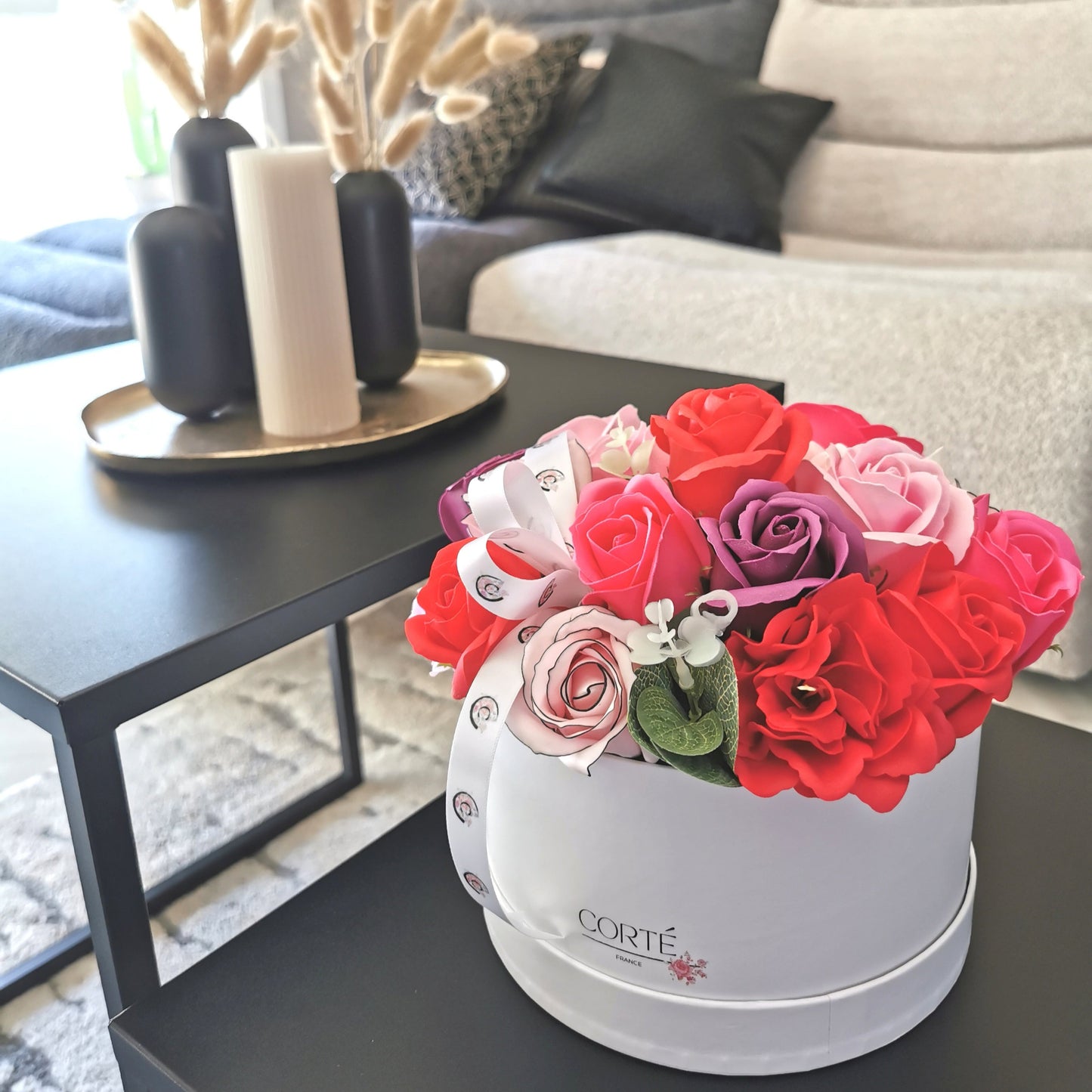 Composition Hugo, fleurs de savon variées (roses multiples, petites pivoines) - Corté France