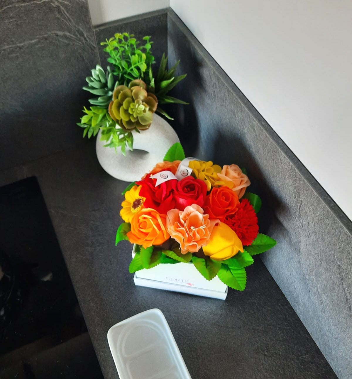 Une création Corté France, spécialiste en fleurs de savon, décoration, design et bien-être.