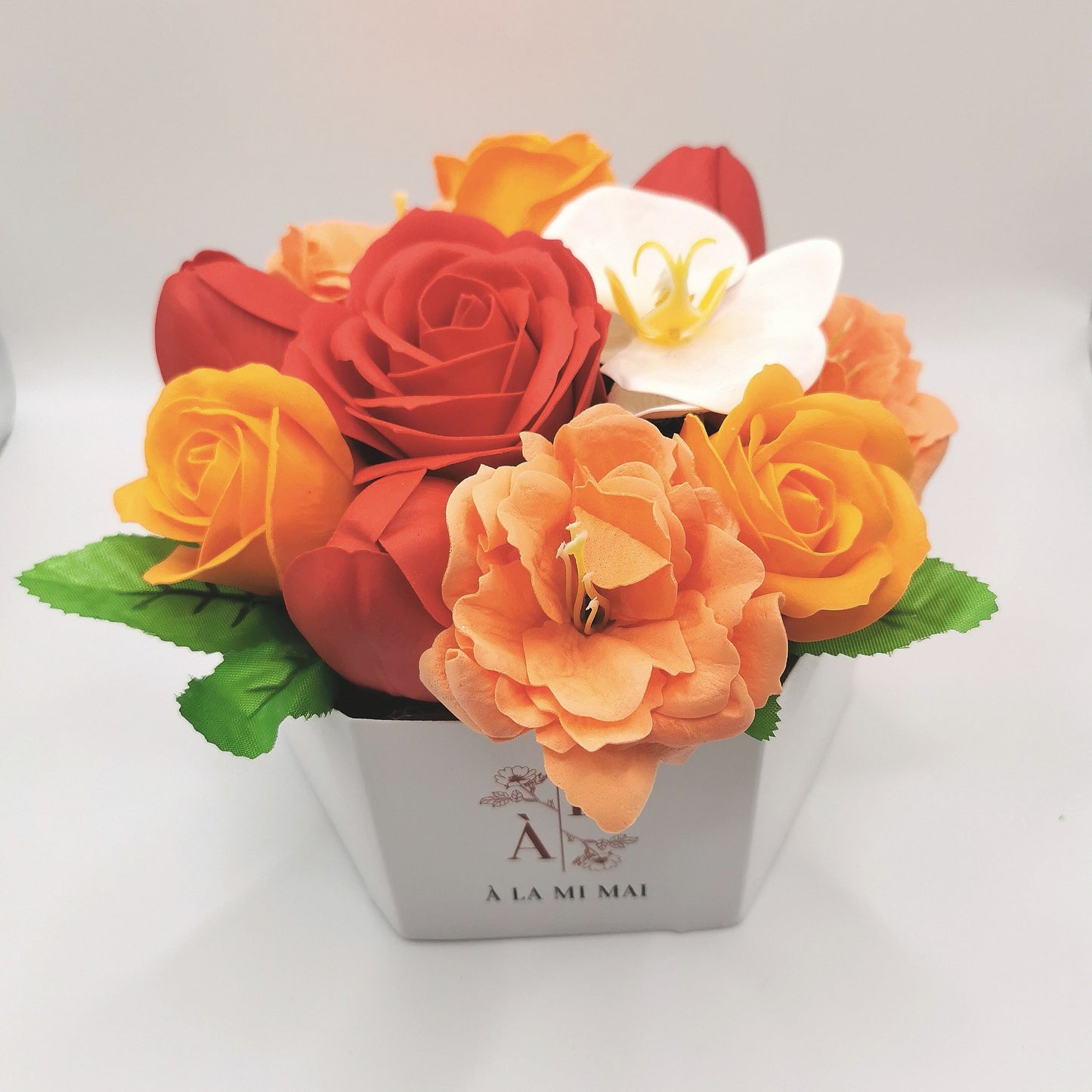 "Composition "à la mi mai" orange et rouge et fleuron orchidée"