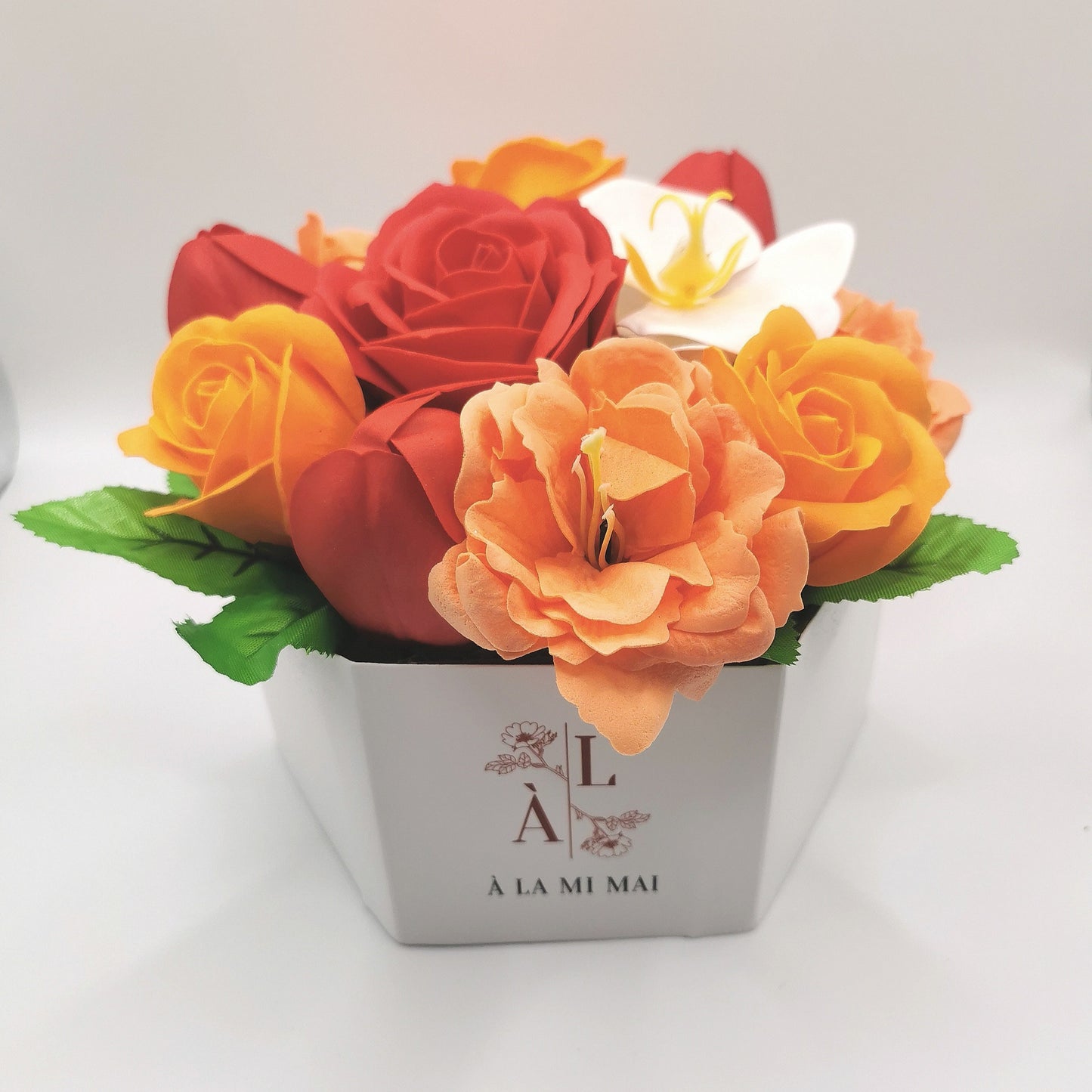 "Composition "à la mi mai" orange et rouge et fleuron orchidée"
