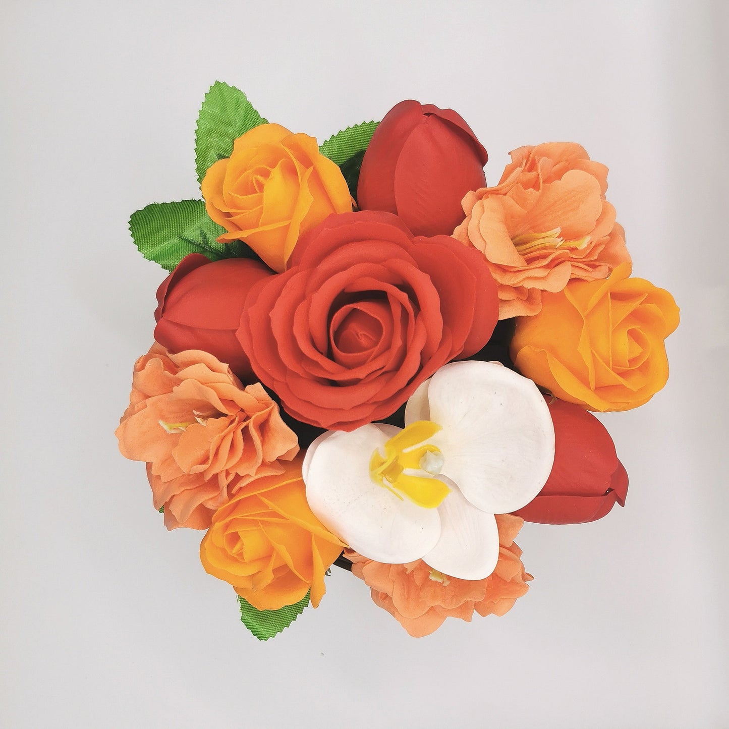 "Composition "à la mi mai" orange et rouge et fleuron orchidée"