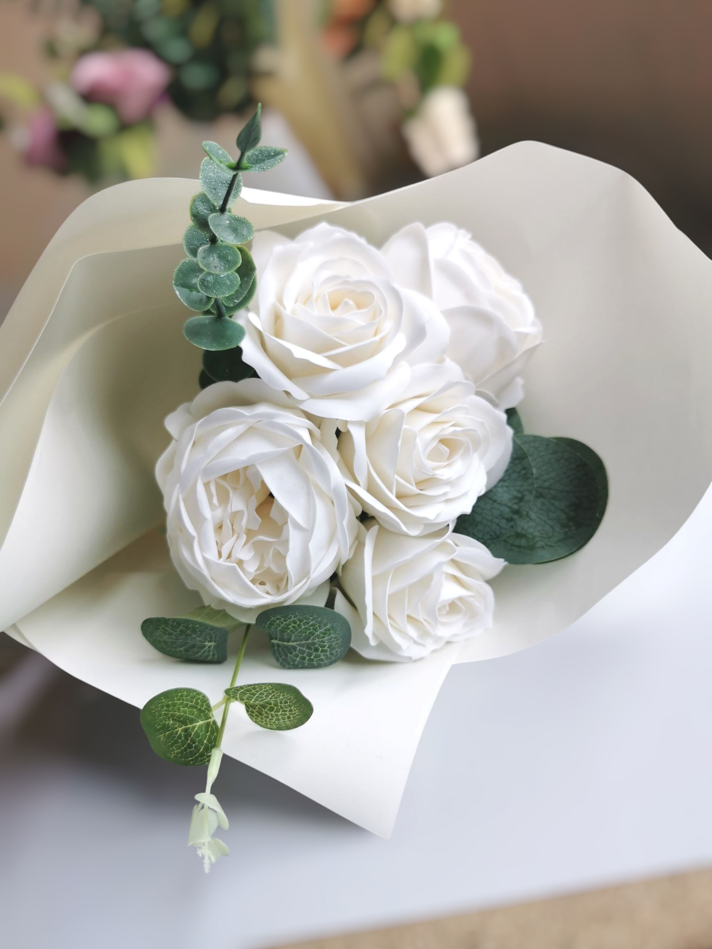 "Bouquet de fleurs de savon blanc (Cristale), pivoines et roses"
