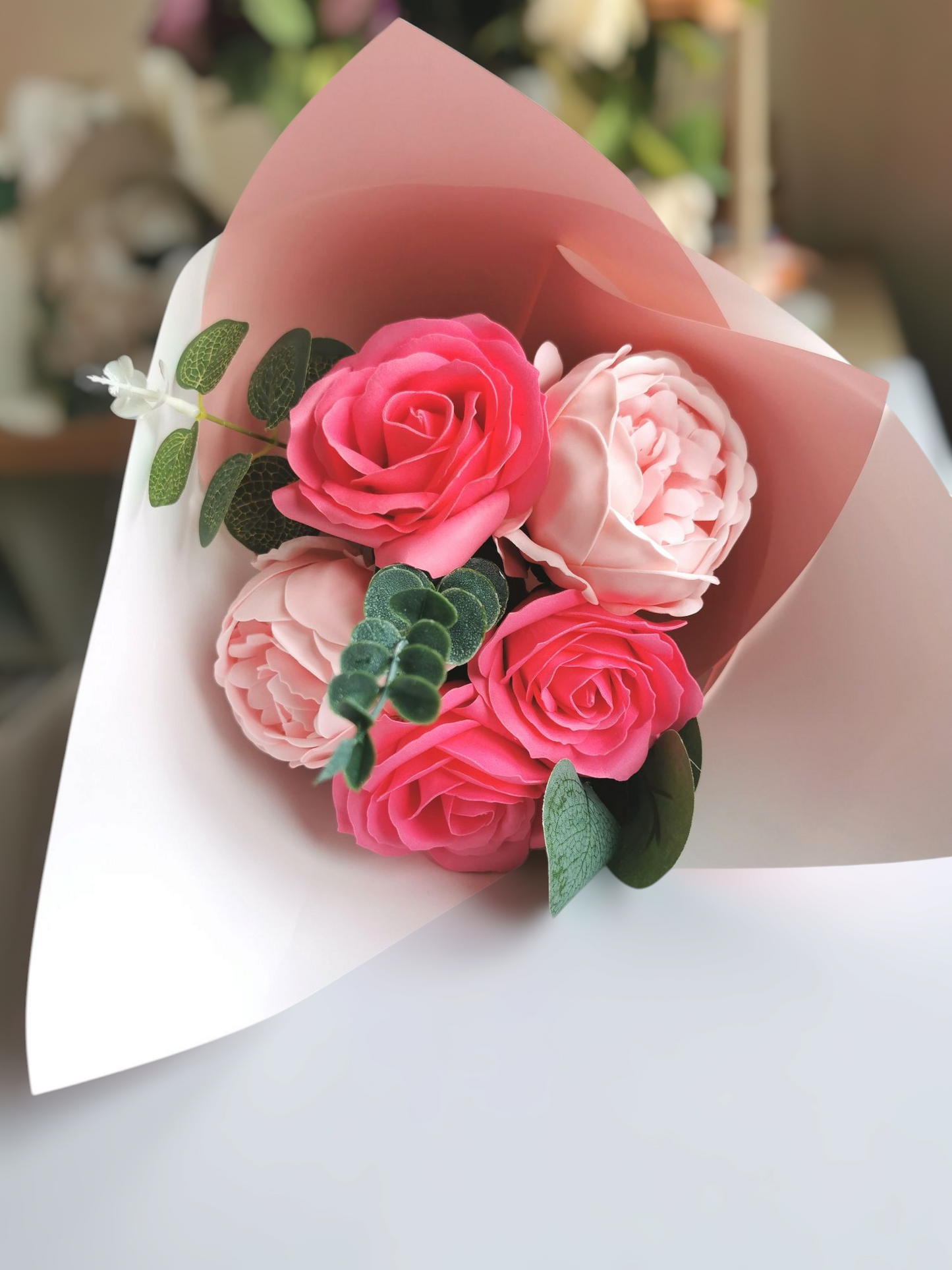 "Bouquet de fleurs de savon rose et fuchsia (Alexandrine), pivoines et roses"