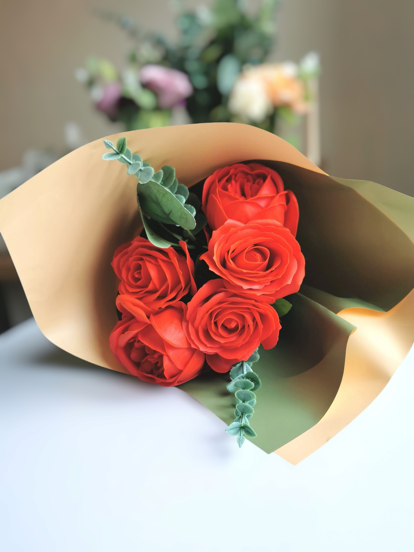 "Bouquet de fleurs de savon rouge (Divine), pivoines et roses"