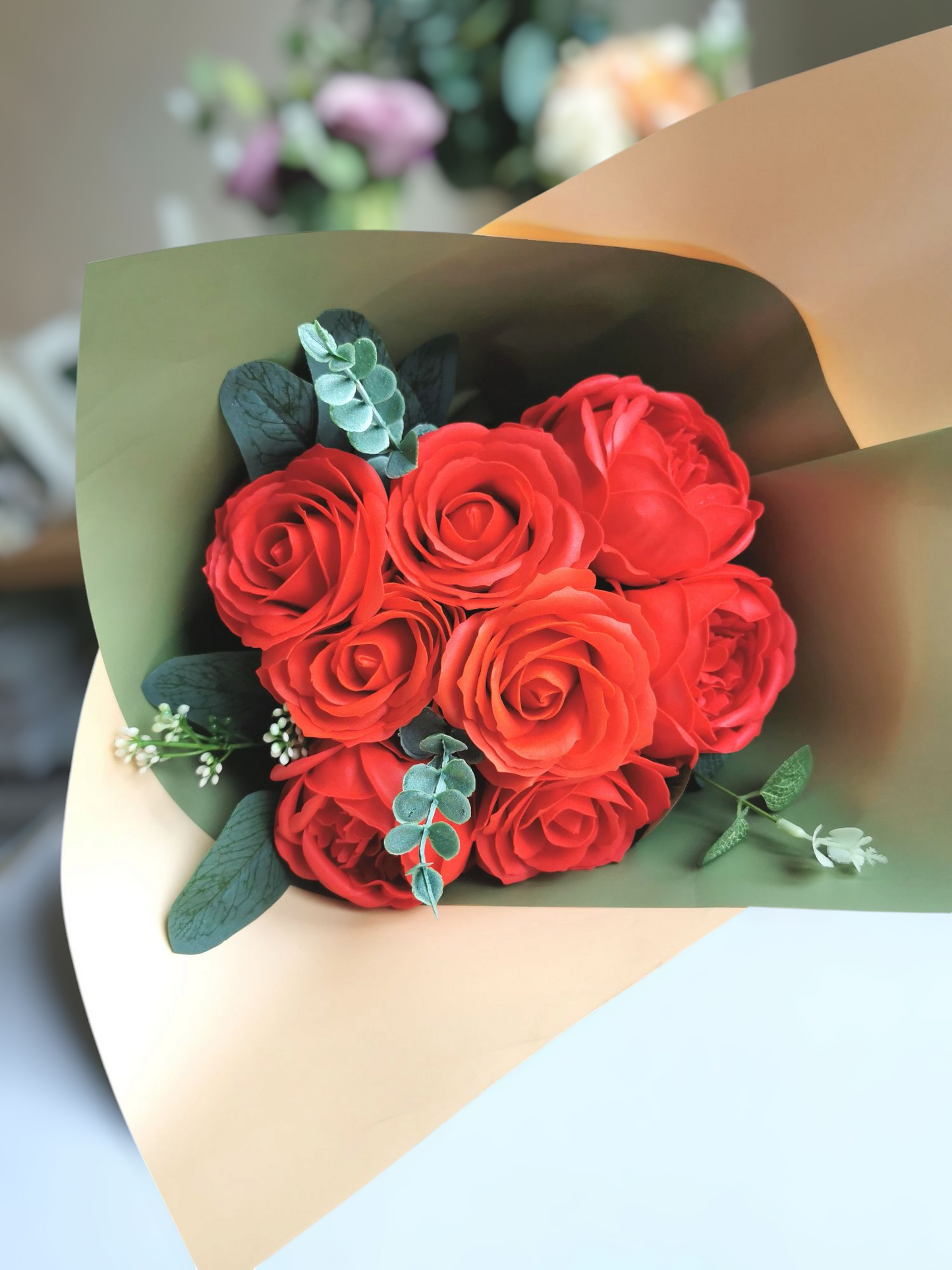 "Bouquet de fleurs de savon rouge (Divine), pivoines et roses"
