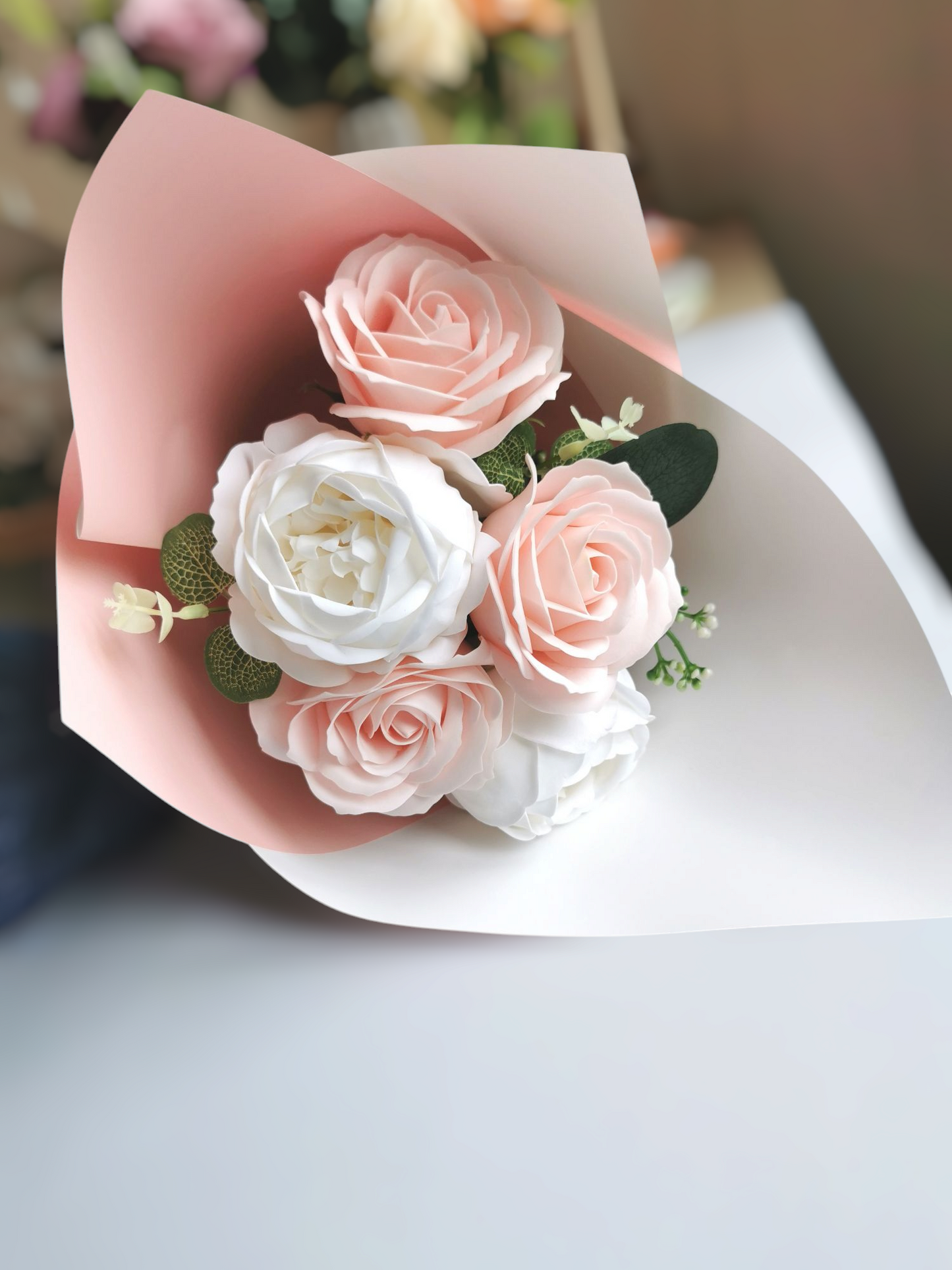 "Bouquet de fleurs de savon rose et blanc (Plume), pivoines et roses"