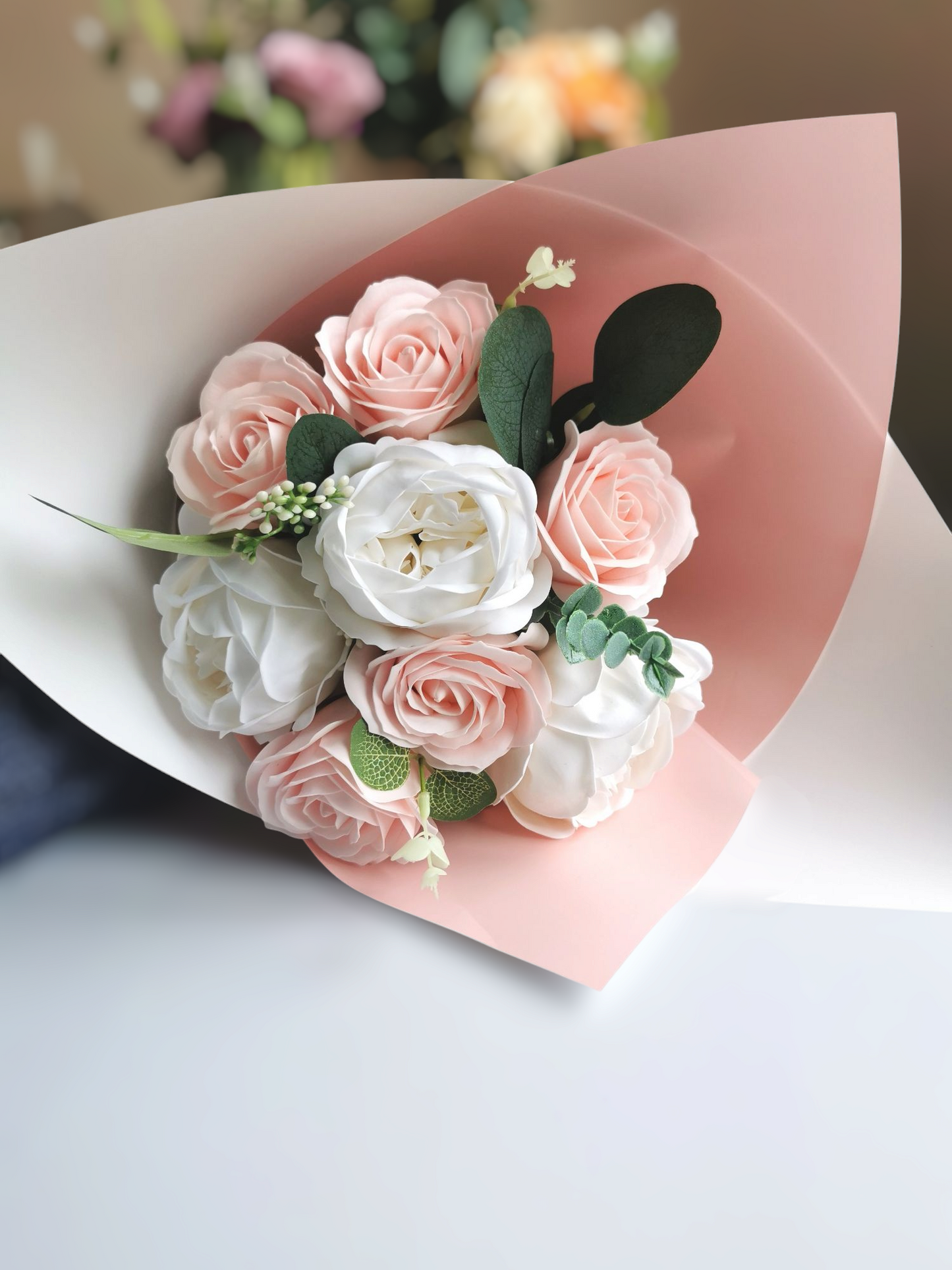 "Bouquet de fleurs de savon rose et blanc (Plume), pivoines et roses"