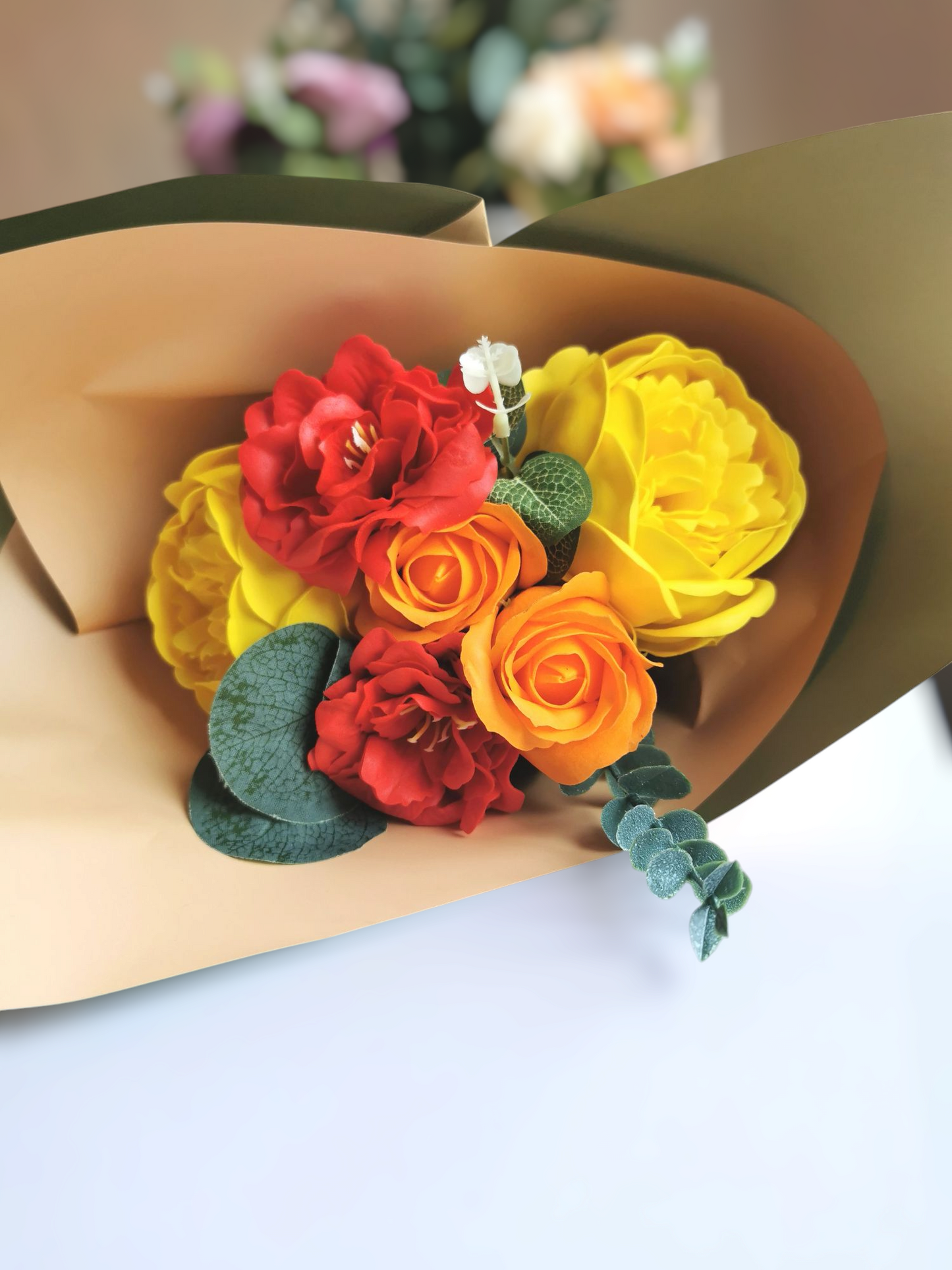 "Bouquet de fleurs de savon (Cezanne) couleurs chaudes, pivoines, roses, petites pivoines"