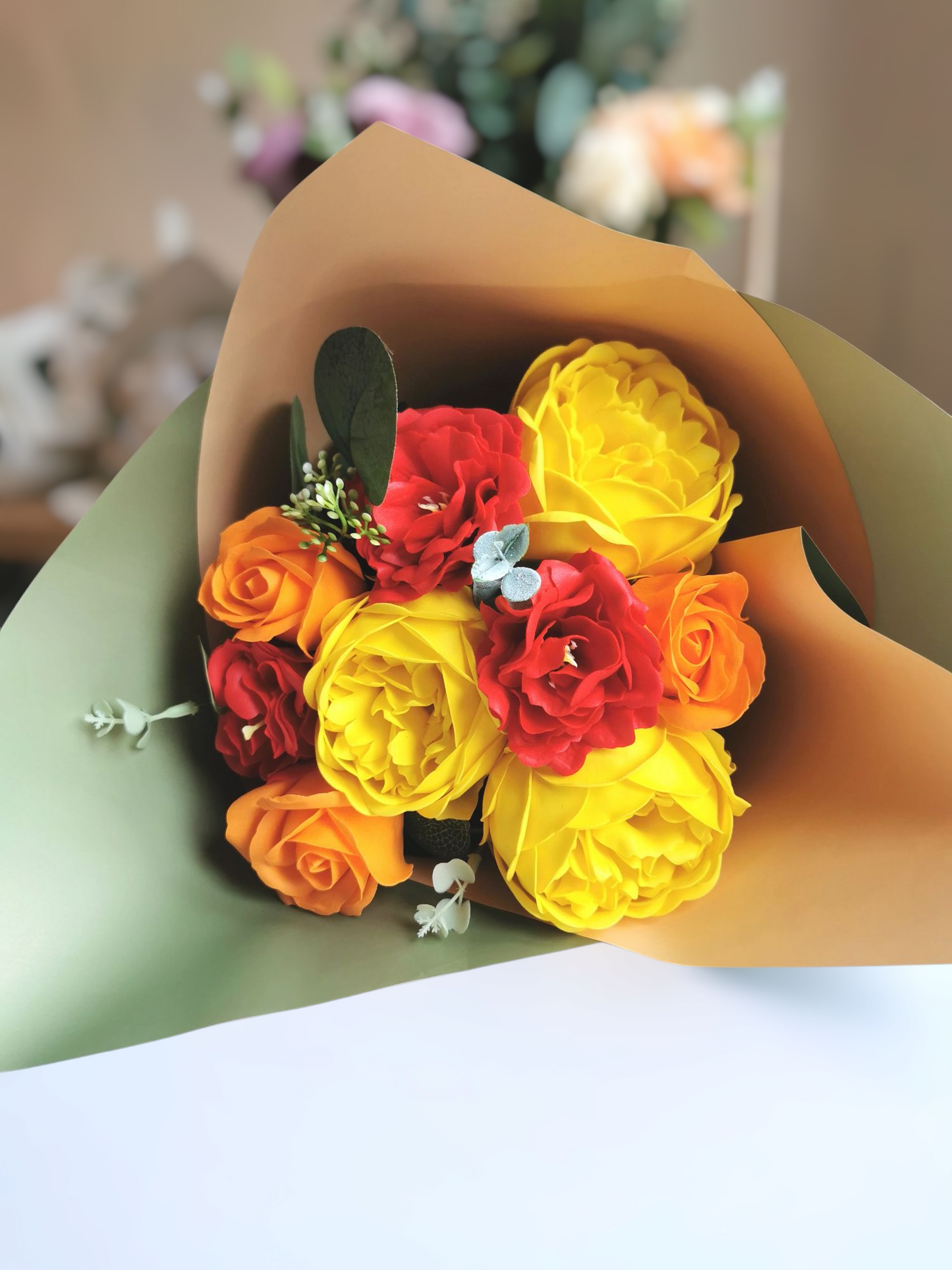 "Bouquet de fleurs de savon (Cezanne) couleurs chaudes, pivoines, roses, petites pivoines"