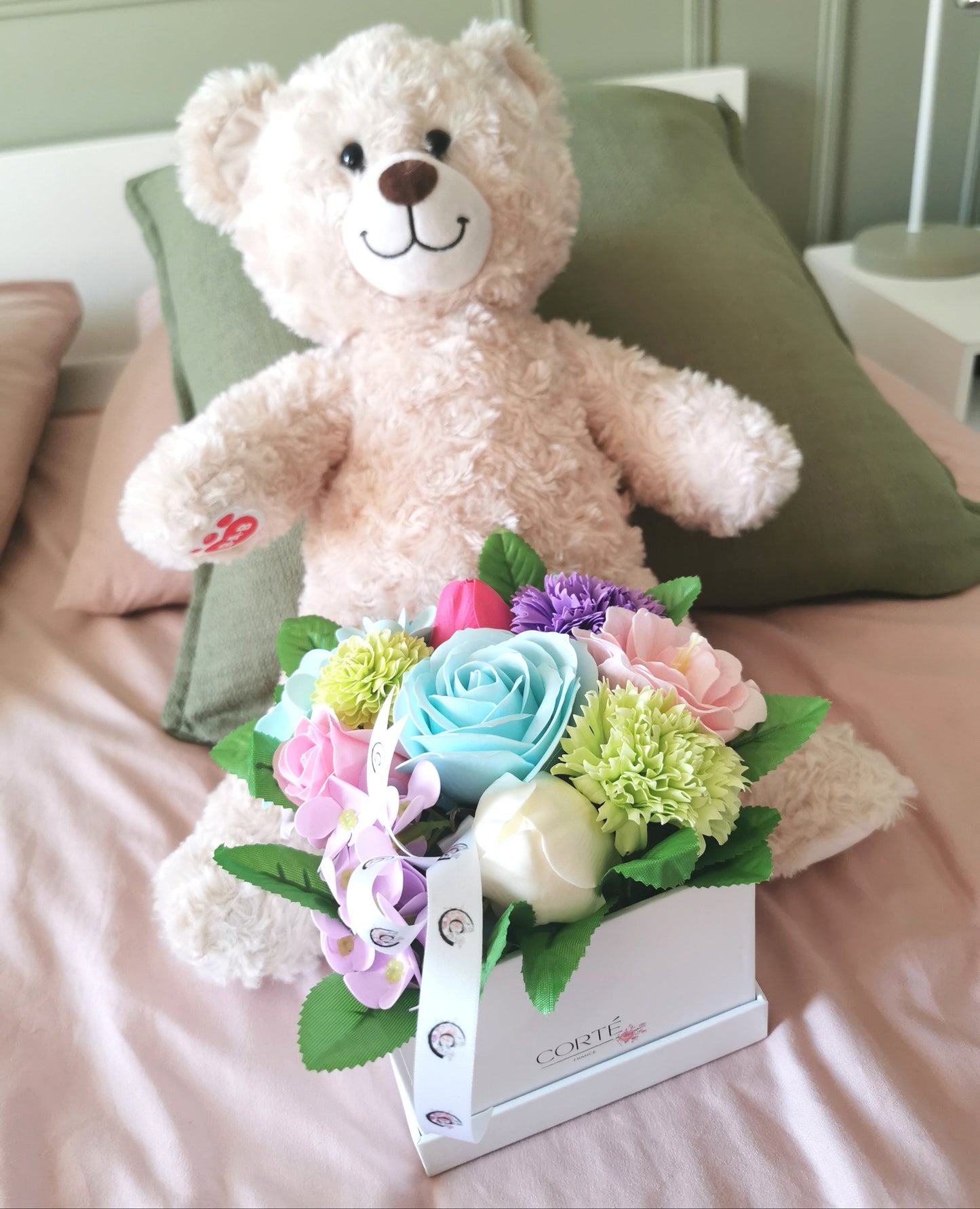 Corté France, peluche et fleurs de savon, cadeau de naissance