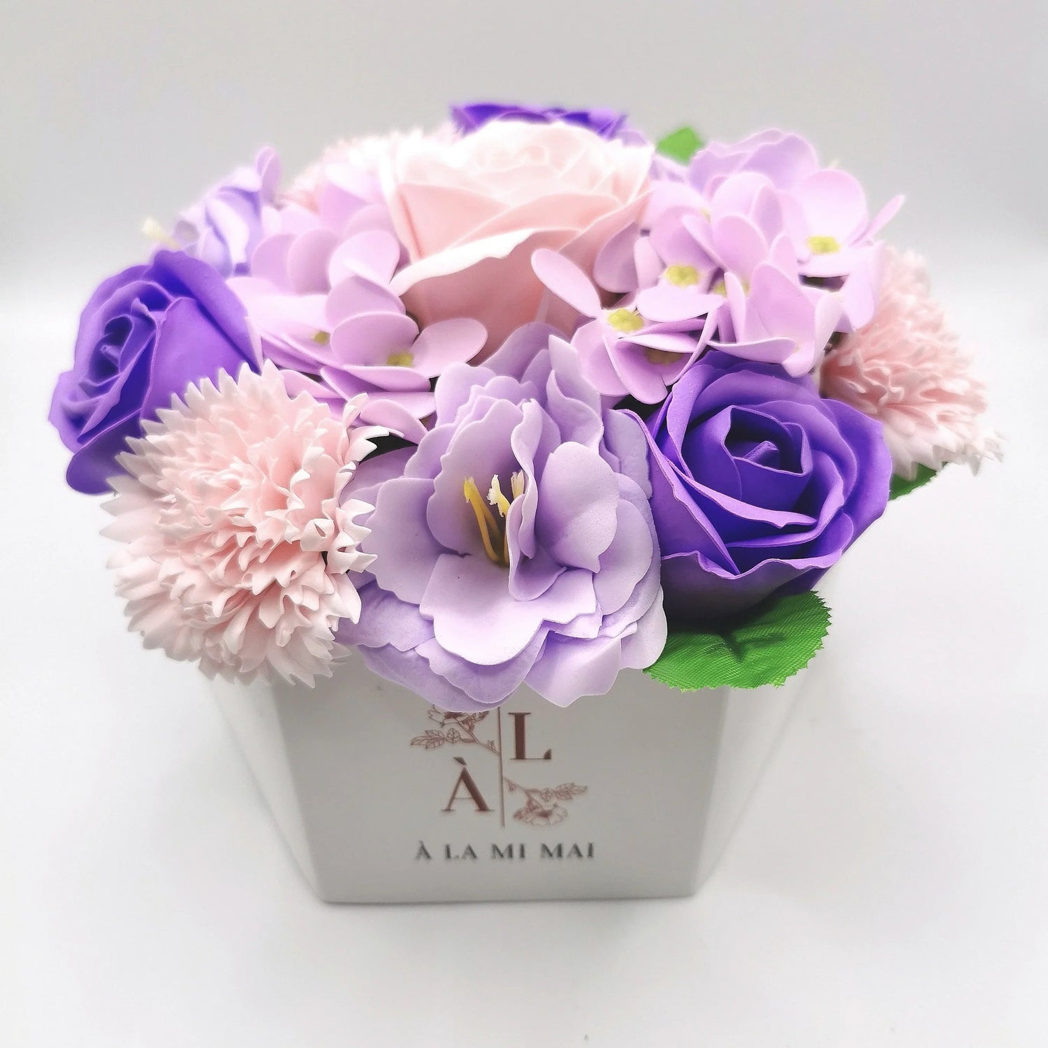 "Collection "à la mi mai", composition en fleurs de savon"