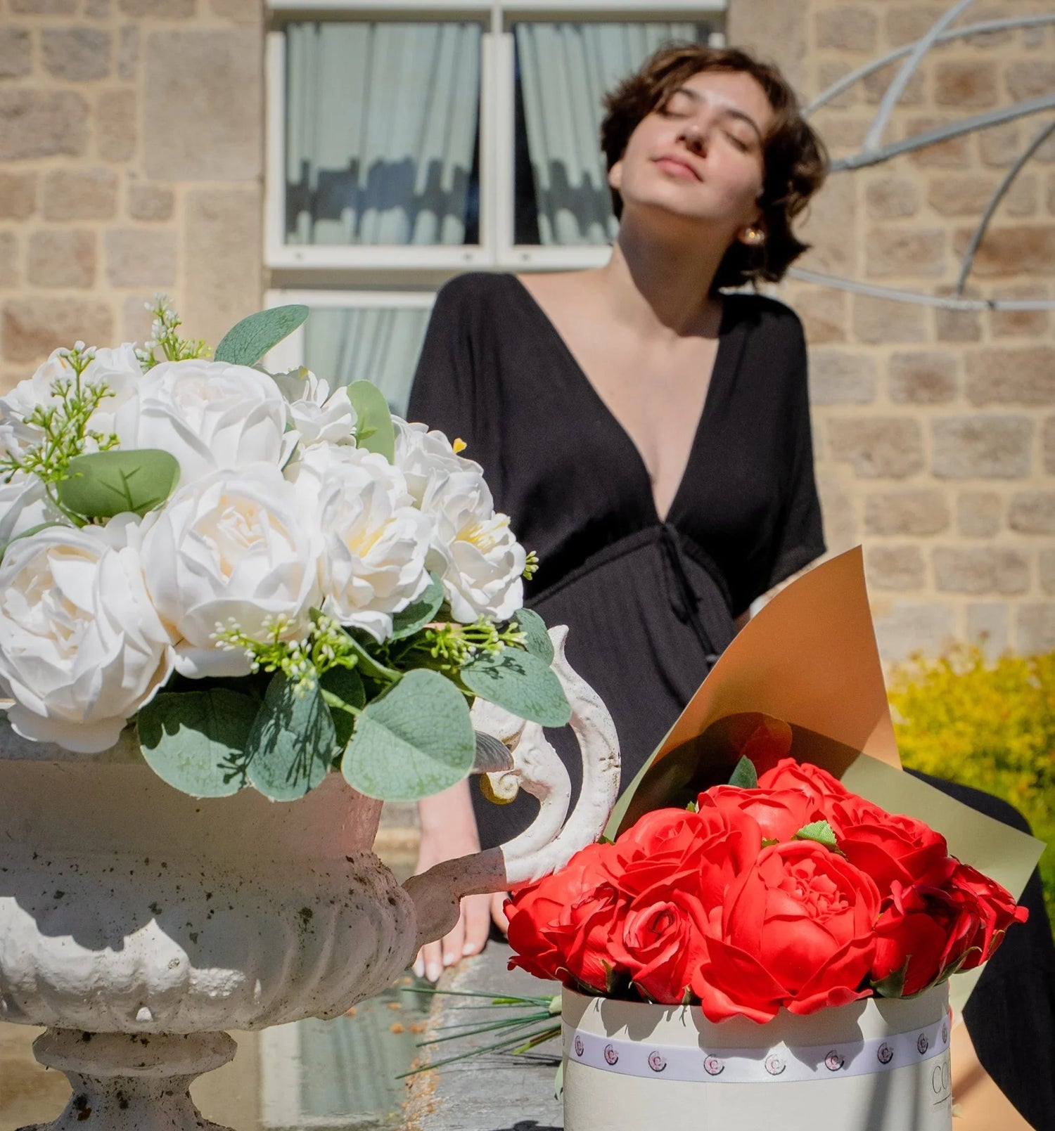 Composition de fleurs de savon élégante dans une boîte à chapeau blanche