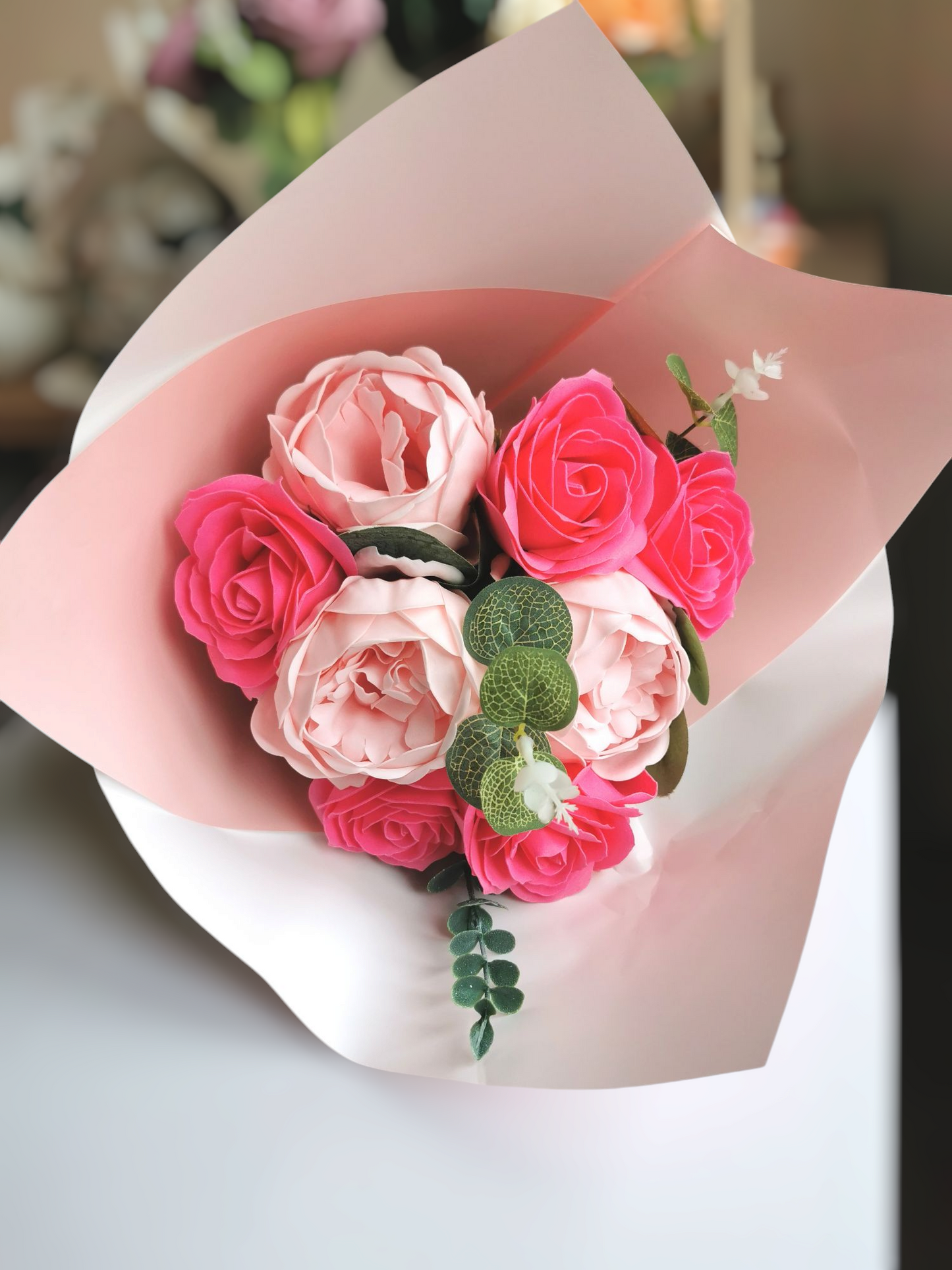 "Bouquet de fleurs de savon rose et fuchsia (Alexandrine), pivoines et roses"