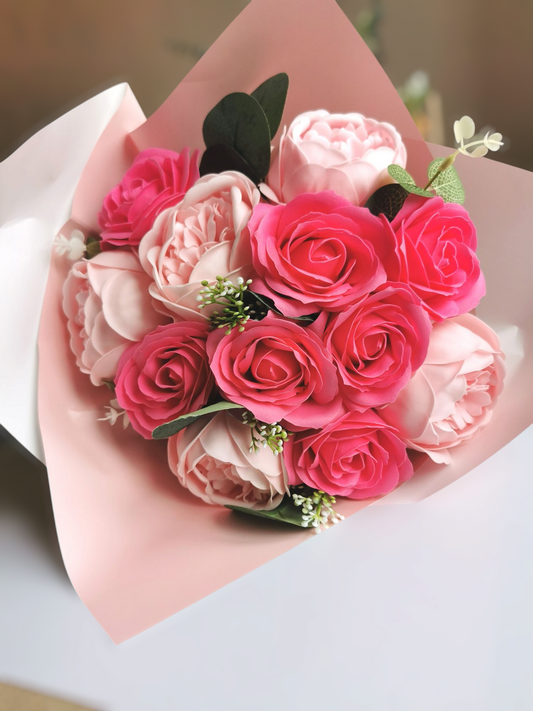"Bouquet de fleurs de savon rose et fuchsia (Alexandrine), pivoines et roses"
