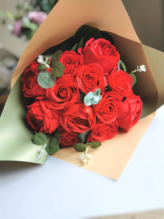 "Bouquet de fleurs de savon rouge (Divine), pivoines et roses"