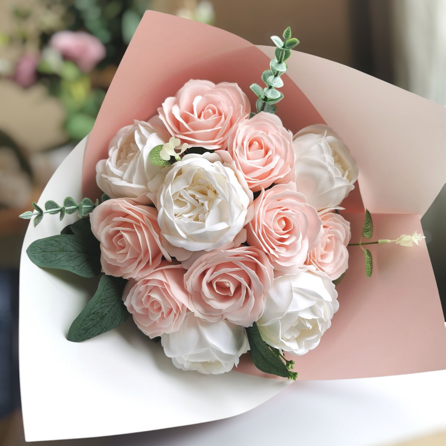 Corté France, artisan, fleurs de savon, cadeau pour femme, cadeau pour homme, anniversaire, rose éternelle, fleurs de savon, cadeau original, cadeau chic, cadeau pour mariage, cadeau de naissance, cadeau pour jeune fille, rose, pivoine, cadeau tendance pas cher, cadeau chic, cadeau élégant pour femme, cadeau pour Noël, cadeau pour fête des mères, cadeau bonne fête mamie, cadeau fête des grands mères, cadeau pour maîtresse, cadeau pour mariage, cadeau original, fleurs de savon, cadeau saint_valentin