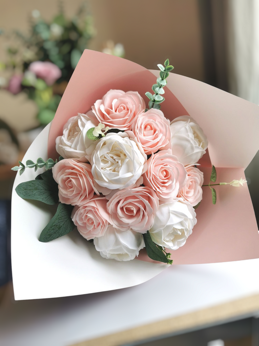 "Bouquet de fleurs de savon rose et blanc (Plume), pivoines et roses"