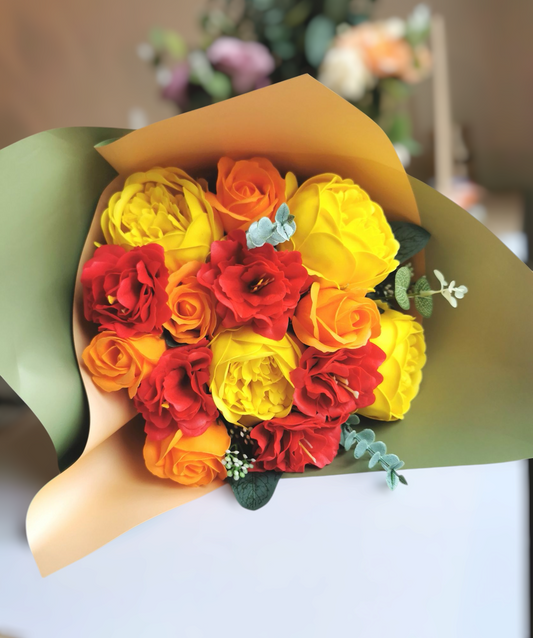 "Bouquet de fleurs de savon (Cezanne) couleurs chaudes, pivoines, roses, petites pivoines"