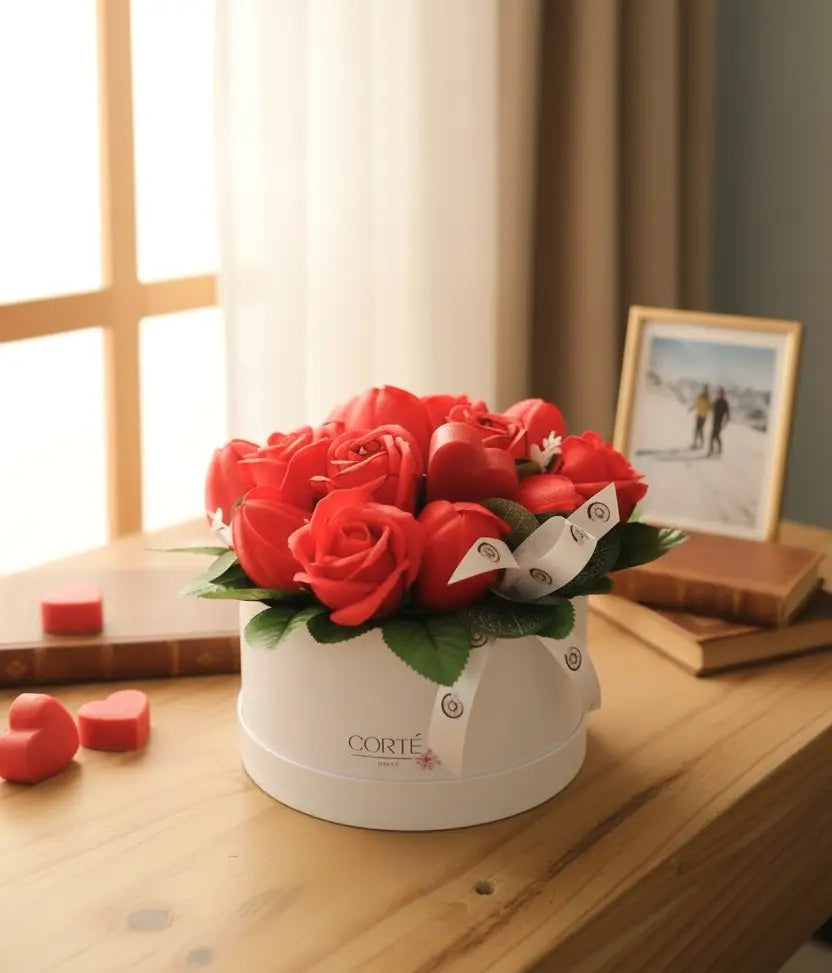 Composition Scarlett, fleurs de savon variées (tulipe rouge, rose rouge) Corté France